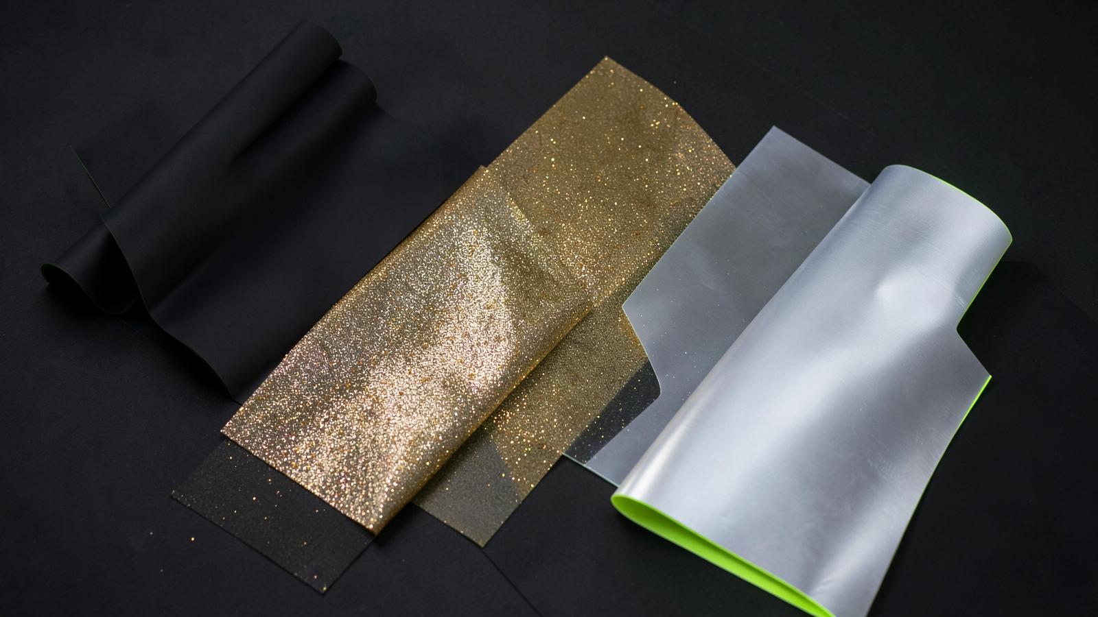 Verschiedene Transferfolien mit matter, glitzernder und metallischer Oberfläche